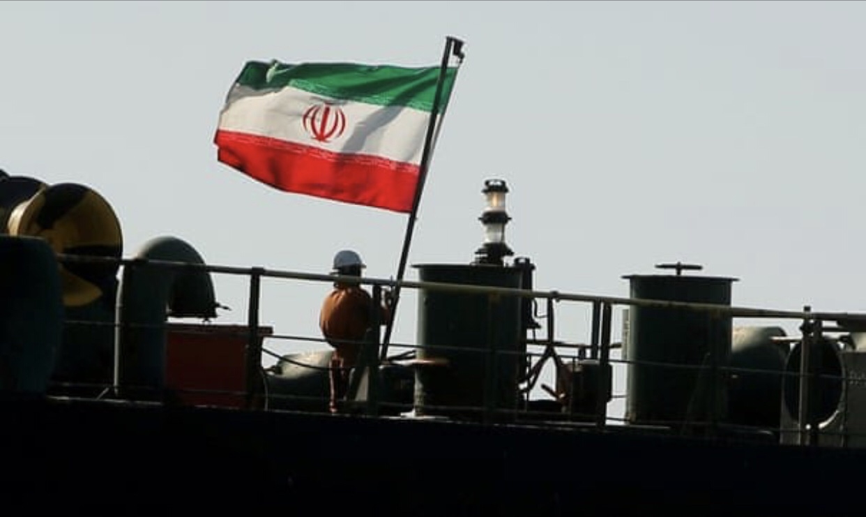 Захват ирана. Американский танкер военный. Иран нефть. Танкер в Оманском заливе. ВМС США сообщили о захвате КСИР Ирана нефтяного танкера.